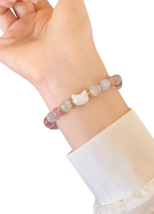 Браслет с бело-розовыми бусинами и котиком