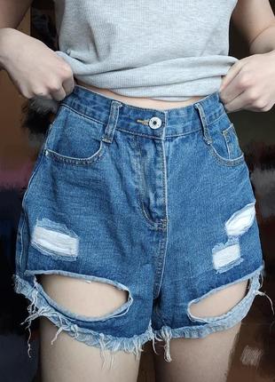 Джинсовые порванные шорты