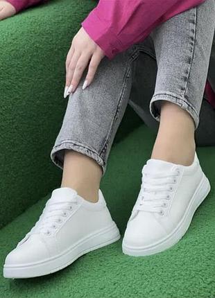 Кроссовки белые