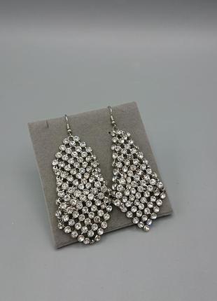 Довгі сережки asos design сріблястого кольору з кристалами