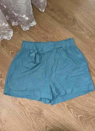 Легкие вискозные шорты голубого цвета