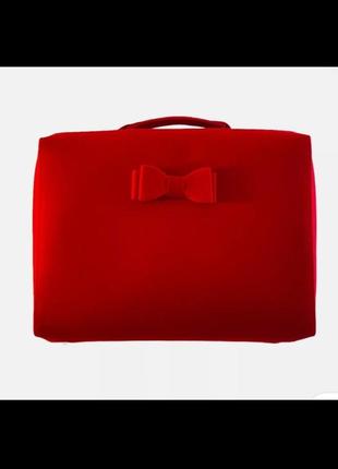 Косметичка red velvet от estee lauder.