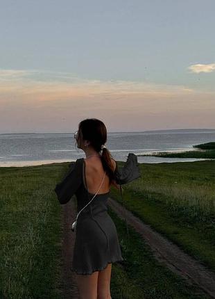 Чорна сукня з широкими рукавами