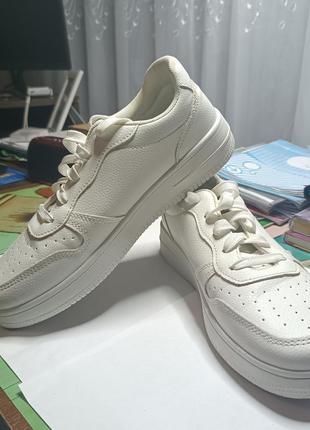 Кроссовки белые 40 размер состояния хорош