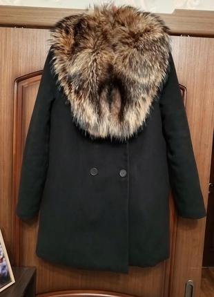 Черное женское утепленное пальто с натуральным меховым воротником