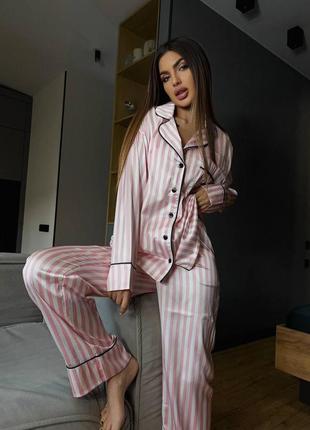 Шелковая пижама в стиле бренда