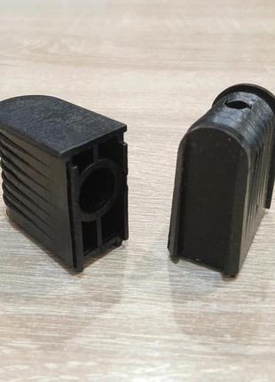 Пластикова втулка заглушка для хрестовини крісла 10-11мм.