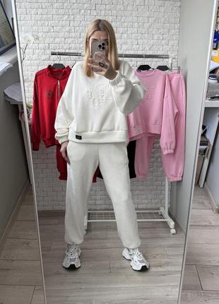 Белый женский костюм.стильный спортивный женский костюм