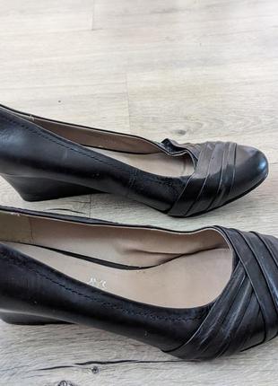 Кожаные туфли на танкетке 42