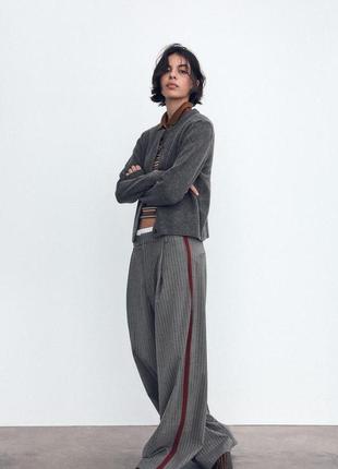 Штани в дрібній смужці з еластичним поясом