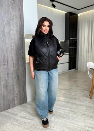 Женская стеганая жилетка безрукавка с карманами утеплена на молнии