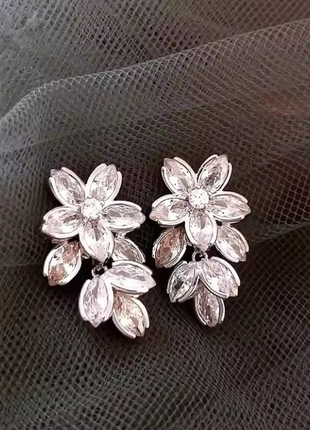 Серьги с камушками цветочные