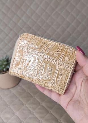 Невеличкий лакований гаманець.