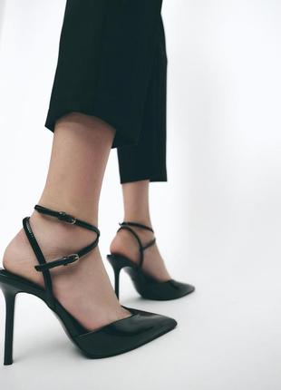 Открытые туфли на каблуке с ремешками