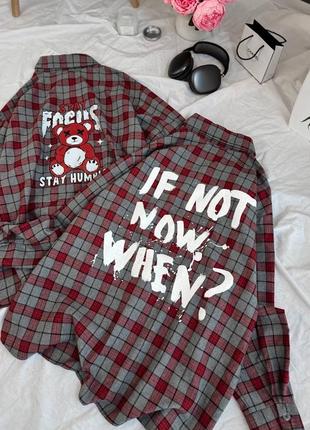 Женская рубашка в клетку с принтом