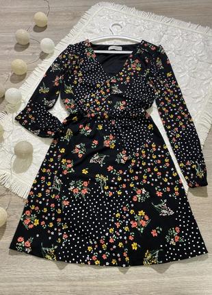 Актуальное платье в цветочный принт.