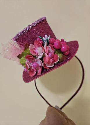 Обруч яскравий рожевий капелюшок квіти ягідки