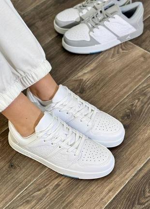 Кроссовки женские