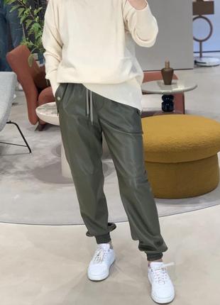 Шкіряні штани джогери the coat katimo