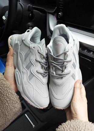 Женские кроссовки adidas ozweego серые с розовым