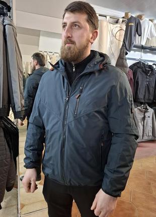 Тонка чоловіча куртка