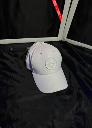 Білосніжна кепка stone island з недавніх колекцій