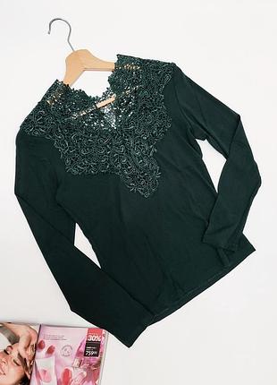 Женский зеленый джемпер с гипюровыми вставками