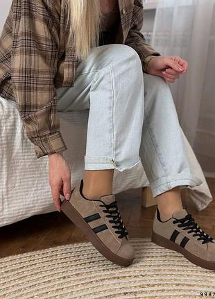 Кросівки жіночі