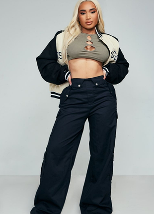 Черные карго штаны с отложенным поясом и карманами plt