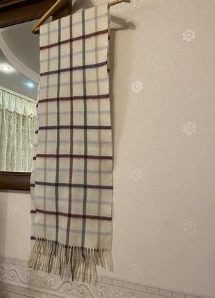 Классический белый шарф в клетку