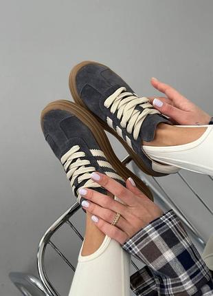 Кеды с полосками из натуральной замши.