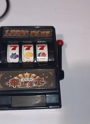 Брелок  виде казино,с рабочей рулеткой.