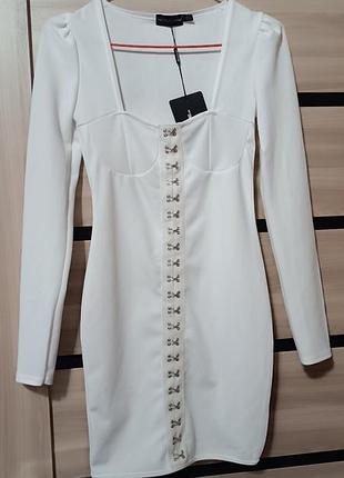 Красивое белое платье сарафан мини силуэтное