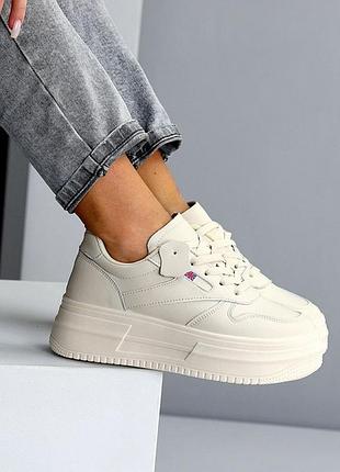 Кроссовки женские