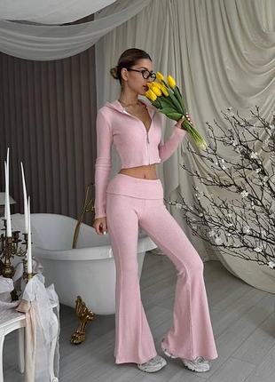 Эффектный вязаный брючный костюм из трикотажа с брюками клеш и кофтой на молнии