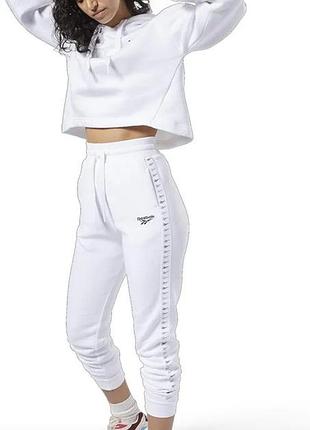 Спортивный костюм reebok.