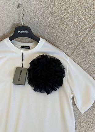 Футболка с пышным цветком розовая черевая белая balenc