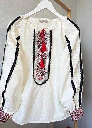 Колоритна блуза вишиванка, українська вишиванка з мереживом, етно сорочка з вишивкою