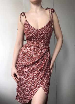 Летний сарафан с цветочным принтом на бретелях