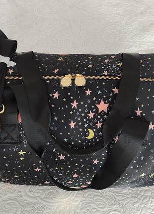 Сумка дорожная,москино парфюм,черного цвета с стильным принтом.