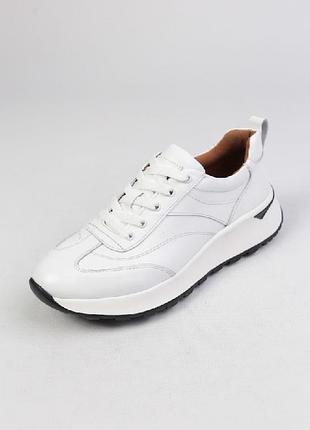 Кожаные белые женские кроссовки на шнурках на невысокой танкетке