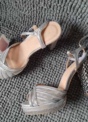 Жіночі сріблясті туфлі, босоніжки menbur оригінал 37,38,40,41р. 8n3