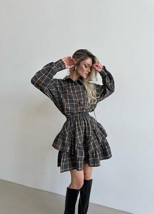 Трендовый костюм с рубашкой и юбкой с рюшами, костюм в клетку с воланами, костюм в клетку на весну