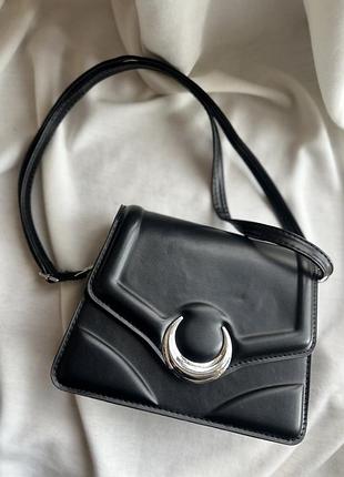 Элегантная черная сумочка