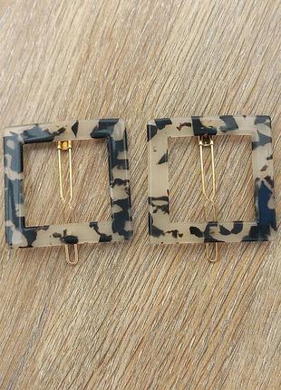 Парные заколочки для волос.