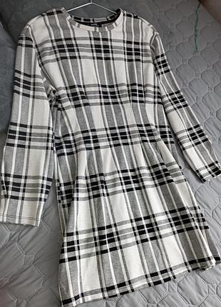 Сукня в клітинку.