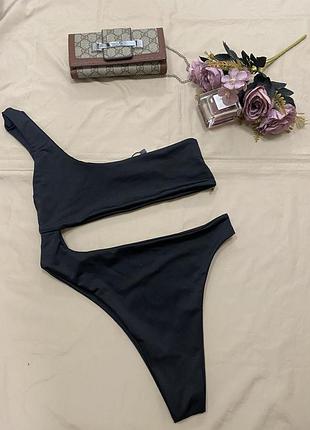 Суцільний купальник