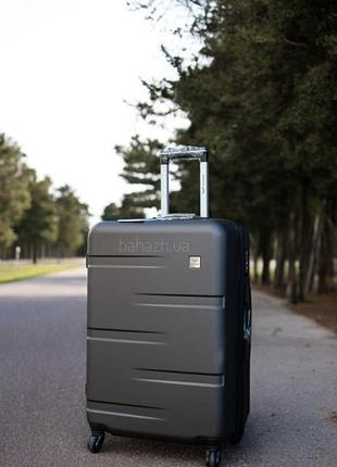 Пластиковые чемоданы польского бренда wings. есть цвета и размеры.