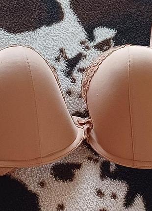 Бежевый бюстгальтер