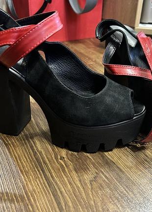 Шкіряні босоніжки на високих підборах